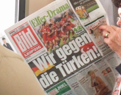 Die Bild-Zeitung fördert die internationale Verständigung während er Europameisterschaft des Männerfussballs 2008. Die Bild-Zeitung fördert die internationale Verständigung während er Europameisterschaft des Männerfussballs 2008.